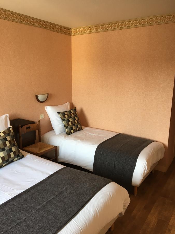 Hotel Le Dauphin Saint-Denis-de lʼHôtel Buitenkant foto