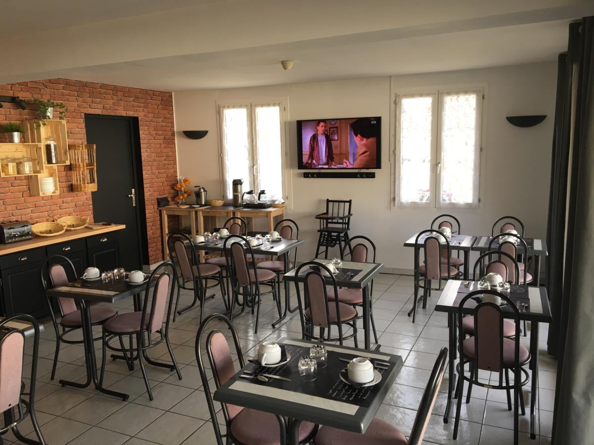 Hotel Le Dauphin Saint-Denis-de lʼHôtel Buitenkant foto